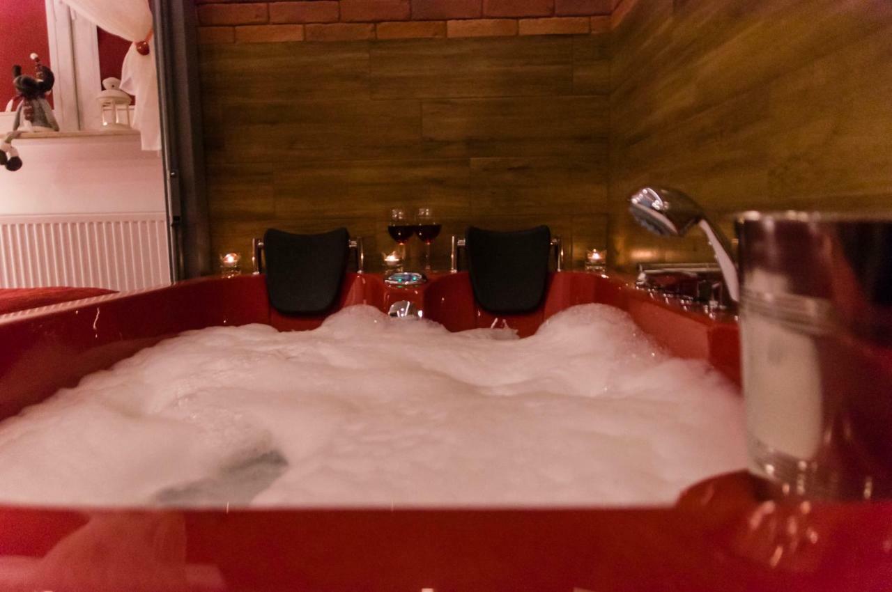 Jacuzzi Apartment Red คราคูฟ ภายนอก รูปภาพ