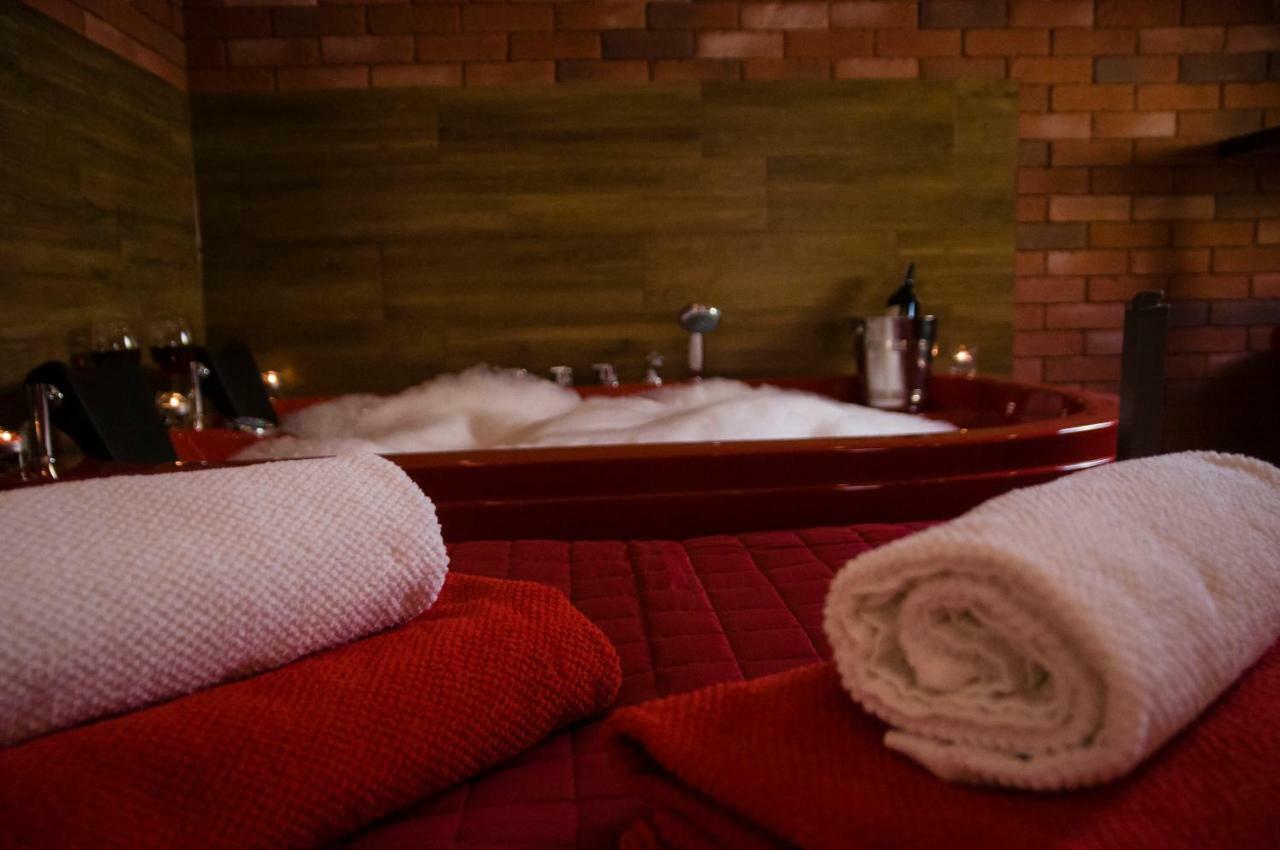Jacuzzi Apartment Red คราคูฟ ภายนอก รูปภาพ