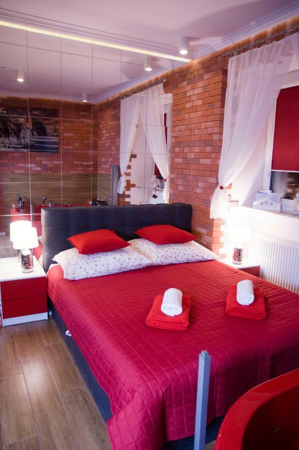 Jacuzzi Apartment Red คราคูฟ ภายนอก รูปภาพ