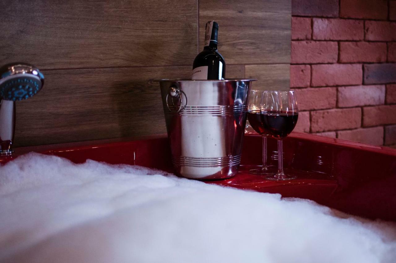 Jacuzzi Apartment Red คราคูฟ ภายนอก รูปภาพ