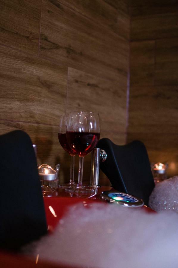 Jacuzzi Apartment Red คราคูฟ ภายนอก รูปภาพ