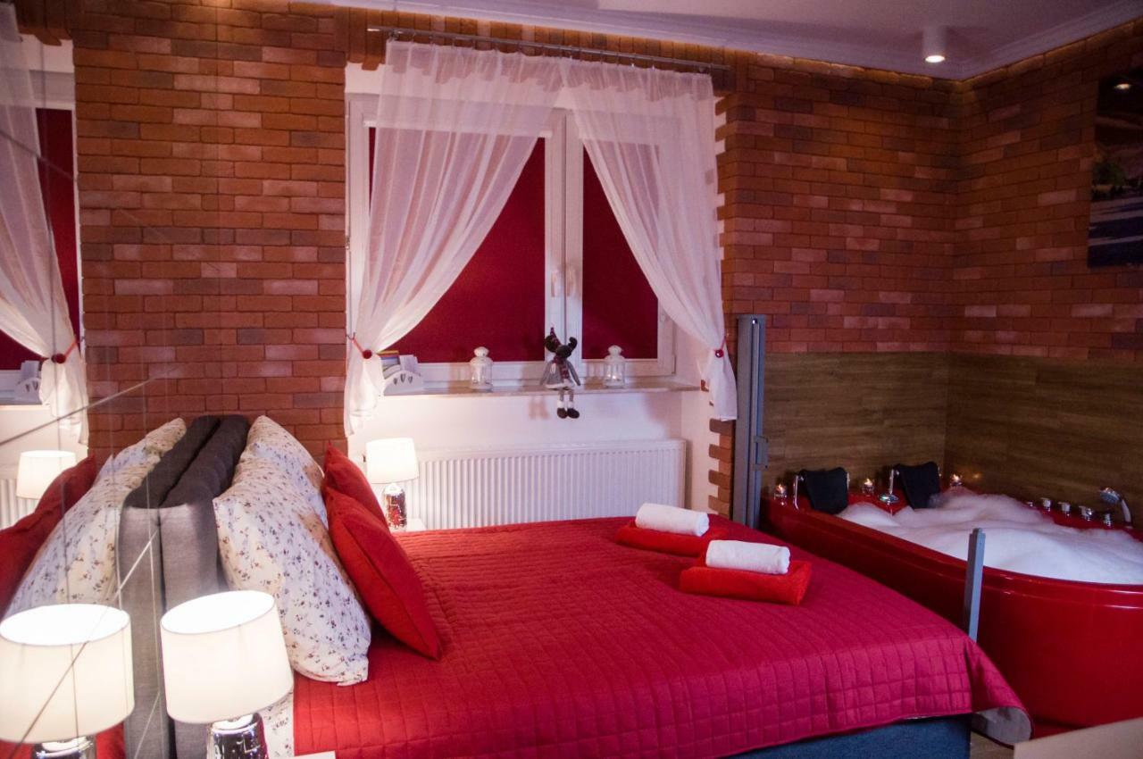 Jacuzzi Apartment Red คราคูฟ ภายนอก รูปภาพ